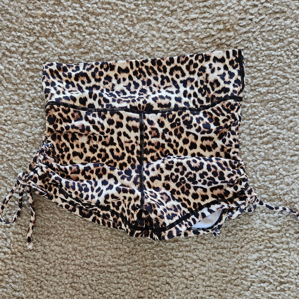 Zyia Leopard Brilliant Scrunch Hustle Shorts - Picture 2 of 5